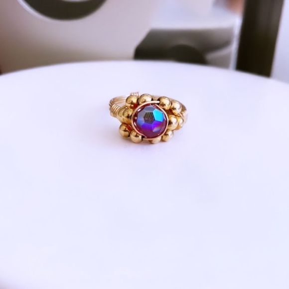 💎 Gold Toned Iridescent Gem Ring 💎 - Picture 3 of 6